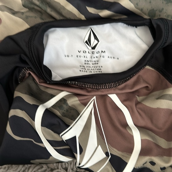 Boys Volcom Rashguard. - Picture 3 of 3